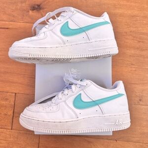 Nike Air Force 1 Low GS Summit White / Emerald Rise Teal Athletic Shoes
